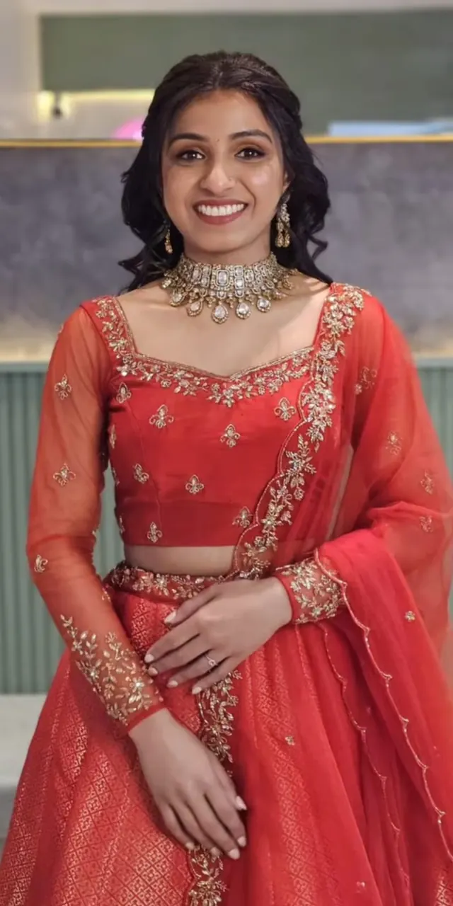 Bride in red lehenga with kundan choker and natural bridal makeup